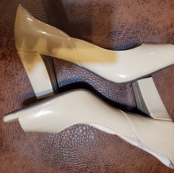 Taryn Rose Beige Open-Toe heel Size: 8 1/2 M - Picture 2 of 4